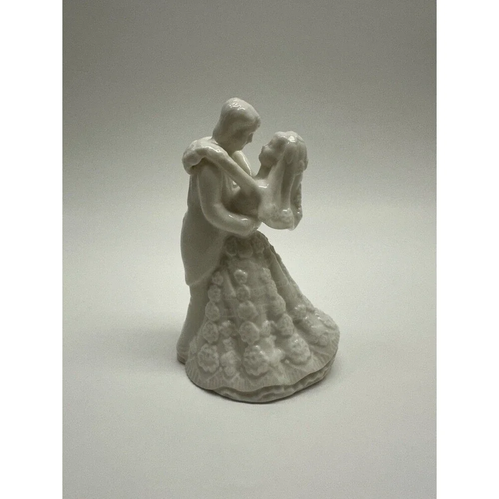 White Porcelain Bride Groom Wedding Couple Figurine Cake Topper Romantic Decor